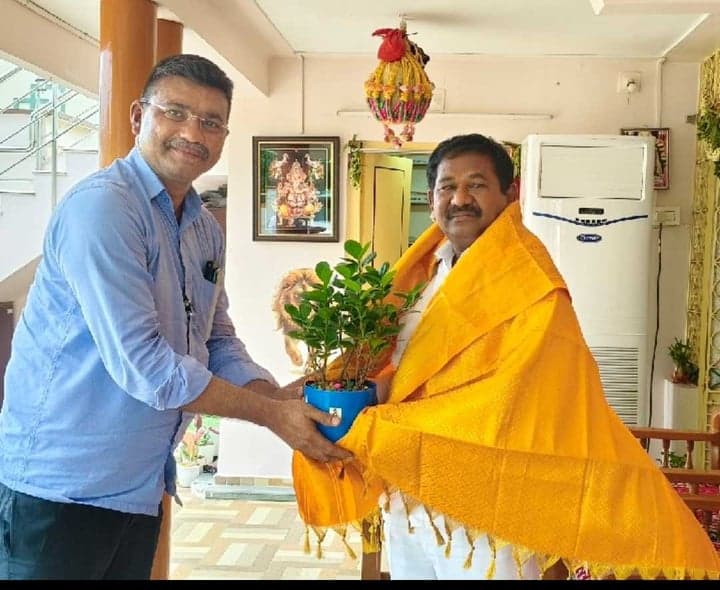 మంత్రి స్వామిని కలిసిన డ్వామా పీడీ - Udayam