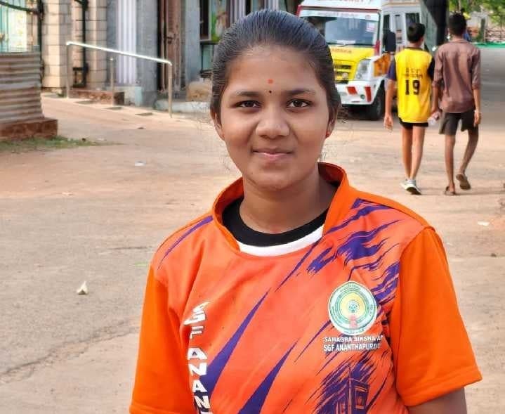 జాతీయ రగ్బీ పోటీలకు సిద్దరాంపురం విద్యార్ధిని - Udayam