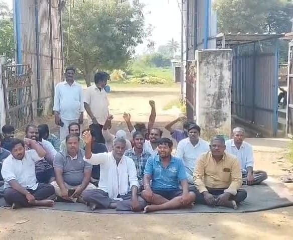 దుర్వాసనపై పరిశ్రమ ఎదుట గ్రామస్థుల ధర్నా - Udayam