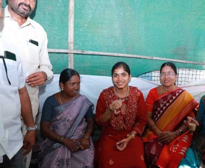 టీ దుకాణంలో కార్యకర్తలతో ఎమ్మెల్యే యశస్విని రెడ్డి ముచ్చట్లు - Udayam