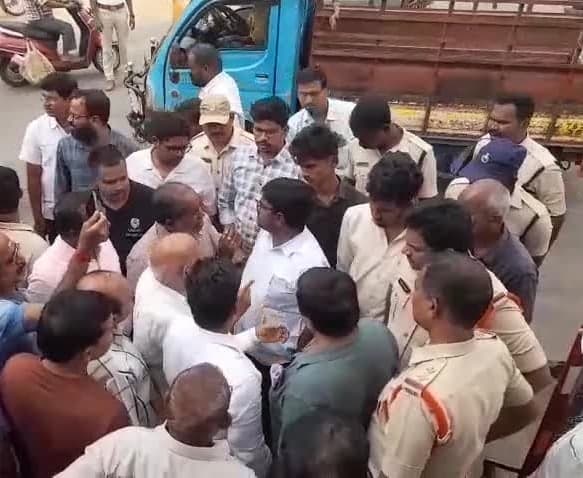 వనపర్తిలో రోడ్డు విస్తరణ పనులు ప్రారంభం - Udayam