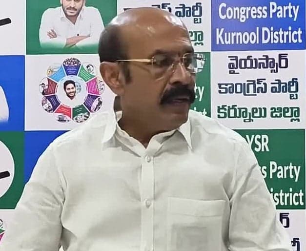 సచివాలయ ఉద్యోగుల సమస్యలు పరిష్కరించాలి - Udayam
