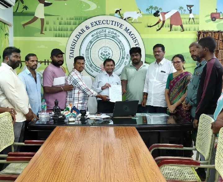 కారంపూడిలో రేషన్ డీలర్ల వినతి - Udayam