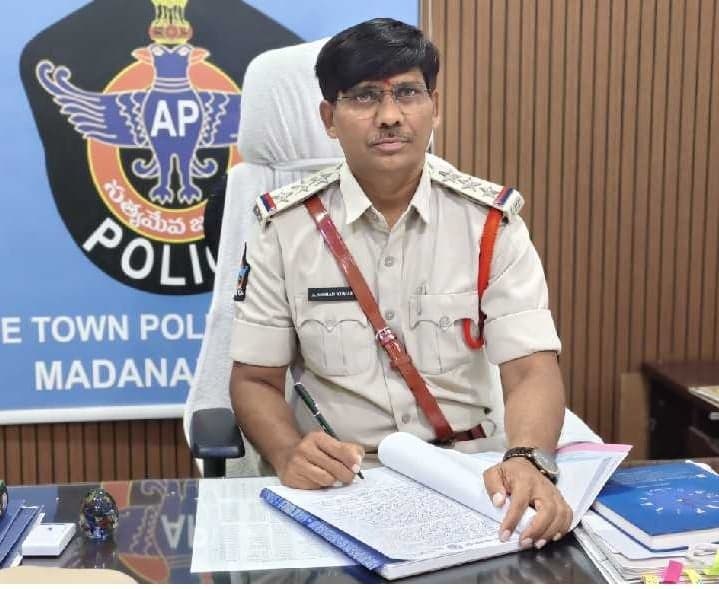 మదనపల్లె వన్టౌన్ సీఐగా మోహన్ కుమార్ - Udayam