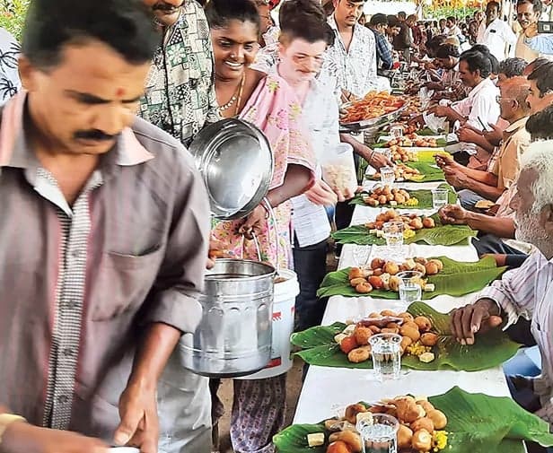 కోనసీమలో 30 స్వీట్లతో భోజనం - Udayam