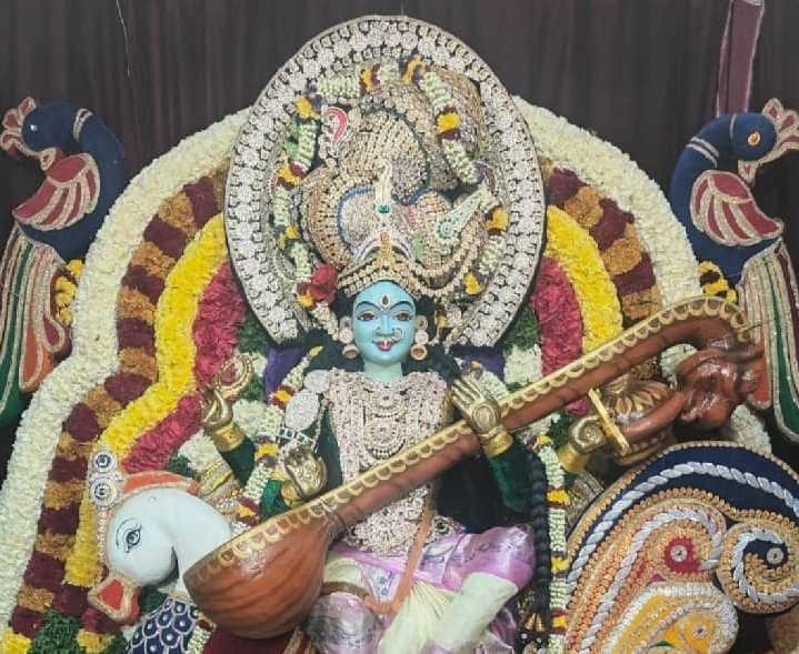 సరస్వతీ అలంకరణలో అమ్మవారి దర్శనం - Udayam