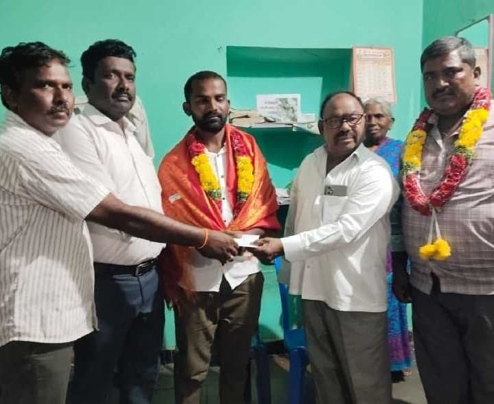 నీట్లో సీటు సాధించిన డ్రైవర్ కుమారుడు - Udayam