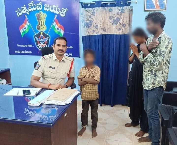 కావలిలో బాలుడిని తల్లిదండ్రులకు అప్పగింత - Udayam
