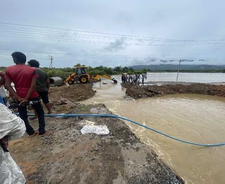 భారీ వర్షాలతో వరదయ్యపాలెంలో రాకపోకలు బంద్ - Udayam