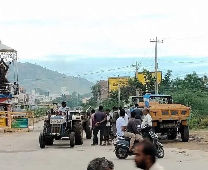 సోమందేపల్లిలో ఇసుక ధరలు పైపైకి - Udayam