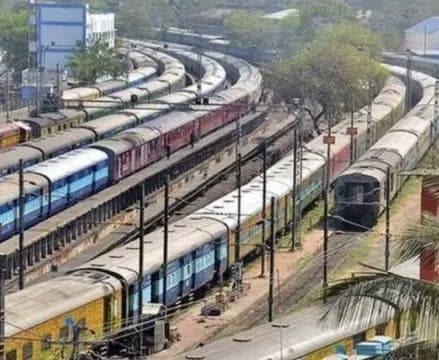 ‘అర్నబ్’ తుఫానుతో 100కు పైగా రైళ్లు రద్దు - Udayam