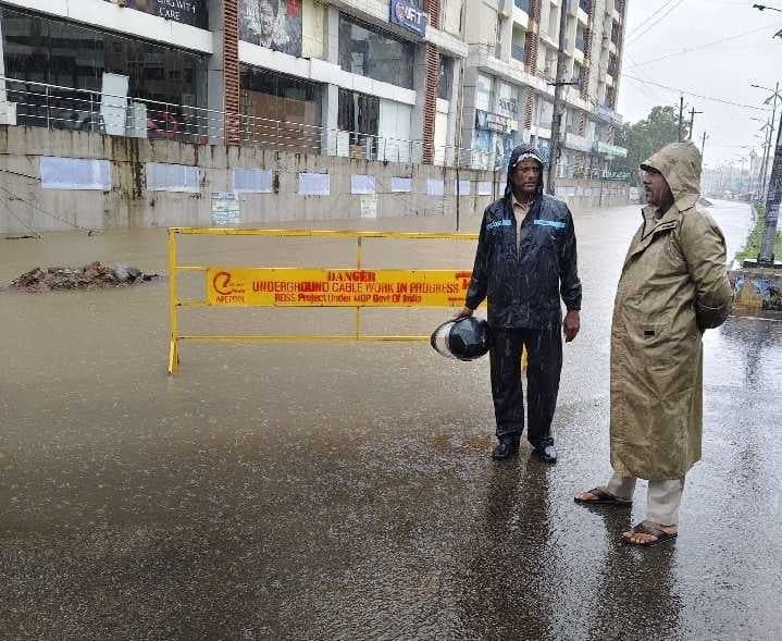 షీలా నగర్లో పోలీసుల సహాయక చర్యలు - Udayam
