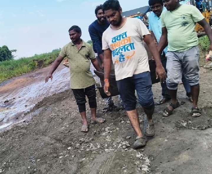 రోడ్డుపై గుంతలు పూడ్చిన ఆటో డ్రైవర్లు