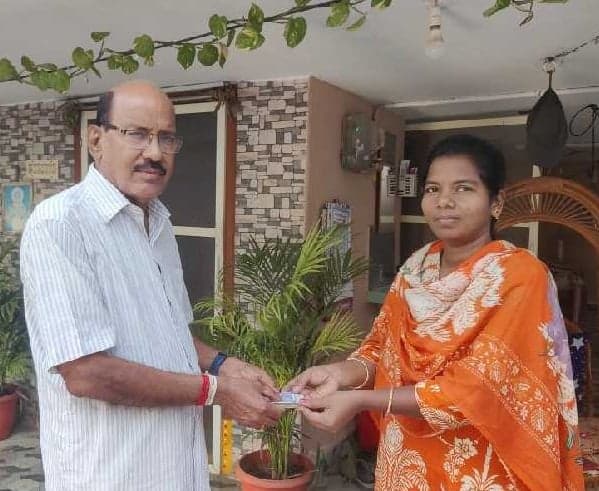 రెండు రోజుల ముందుగానే పింఛన్ల పంపిణీ - Udayam
