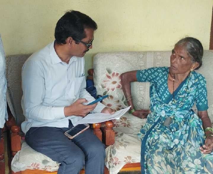 భూపతిపూర్లో చేయూత పెన్షన్ దరఖాస్తుల తనిఖీ - Udayam