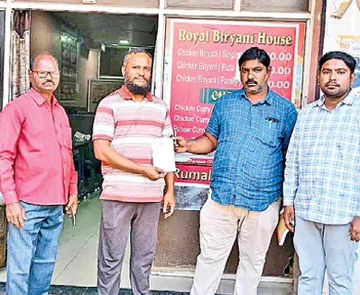బిర్యానీలో రంగుల మాయ - Udayam Digital