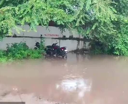 లక్షెట్టిపేట బస్టాండ్లో నీటి నిల్వ - Udayam