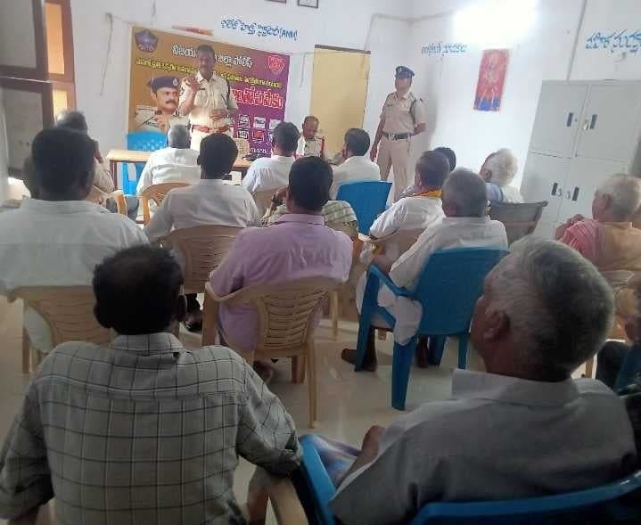 అల్లర్లకు పాల్పడితే కఠిన చర్యలు: డీఎస్పీ - Udayam