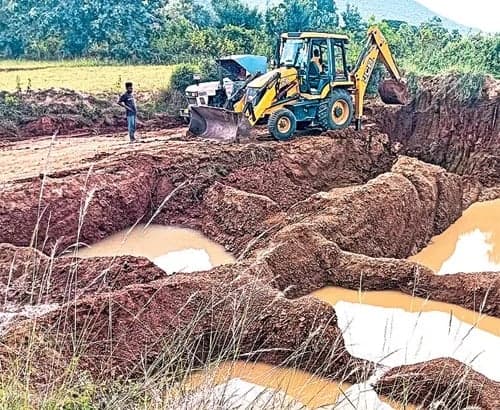 కొమ్మువలసలో కంకర అక్రమ తవ్వకాలు - Udayam