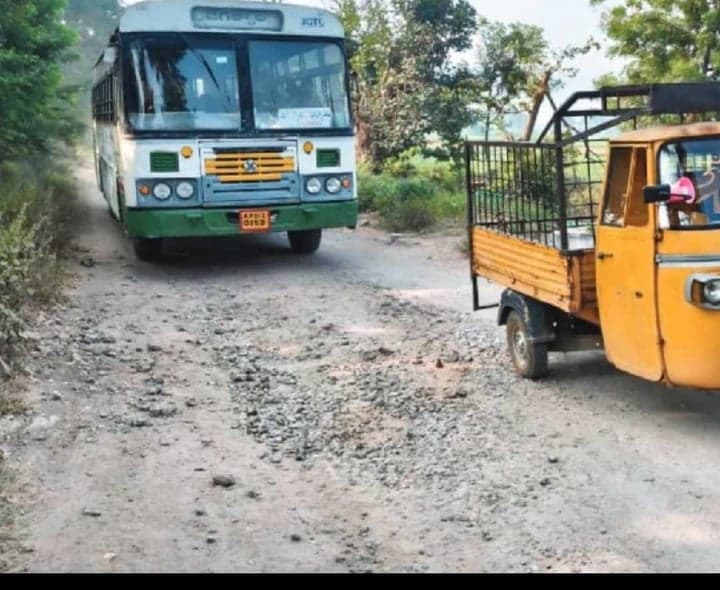 గుంతలమయంగా చర్లపల్లి–వెల్గటూర్ రహదారి - Udayam