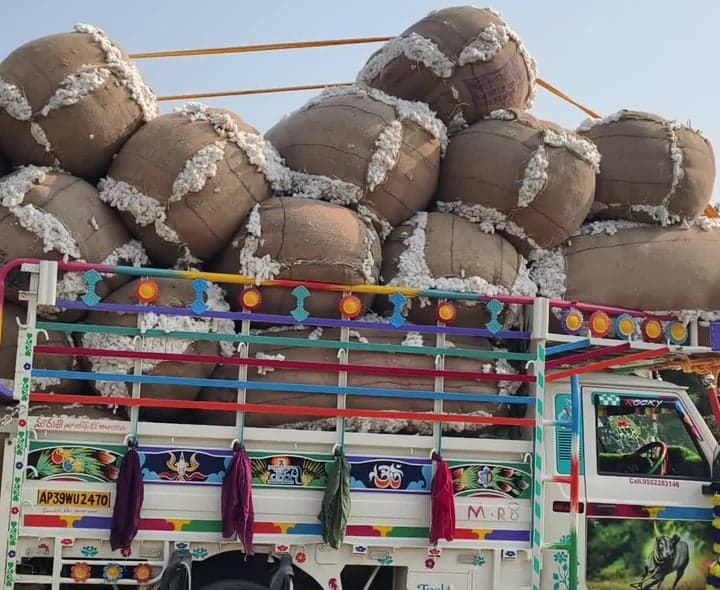 ఆదోని మార్కెట్లో తగ్గిన పత్తి ధర - Udayam