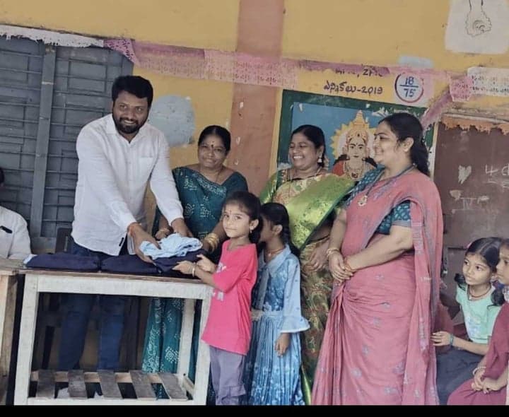 రాజారాంపల్లిలో విద్యార్థులకు యూనిఫామ్ పంపిణీ - Udayam
