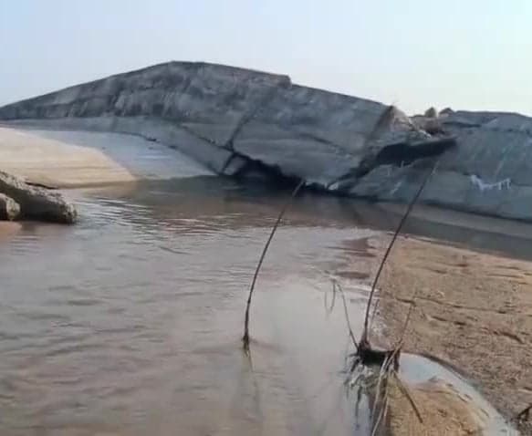 ధ్వంసమైన చెక్డ్యామ్ పునర్నిర్మించాలని రైతుల డిమాండ్ - Udayam