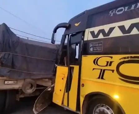 కర్నూలు జిల్లాలో తప్పిన పెను ప్రమాదం.. లారీని ఢీకొన్న ప్రైవేట్ బస్సు - Udayam