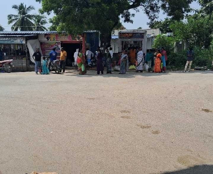 బస్టాండ్లు లేక ప్రయాణికుల అవస్థలు - Udayam