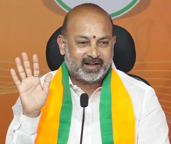 మెట్రోపై తప్పుడు ప్రచారం మానుకోవాలి: బండి సంజయ్ - Udayam Digital