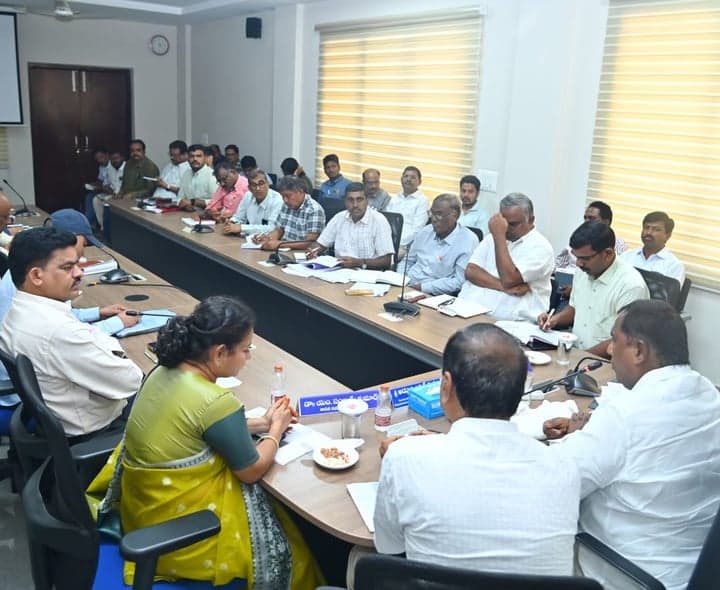 గోదావరి పుష్కరాలకు పకడ్బందీ ఏర్పాట్లు చేయాలి: మంత్రి అడ్లూరి - gallery image 2