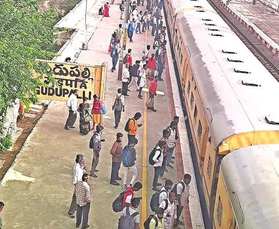 వలస ఓటర్లకు ప్రయాణ ఖర్చుల హామీ - Udayam