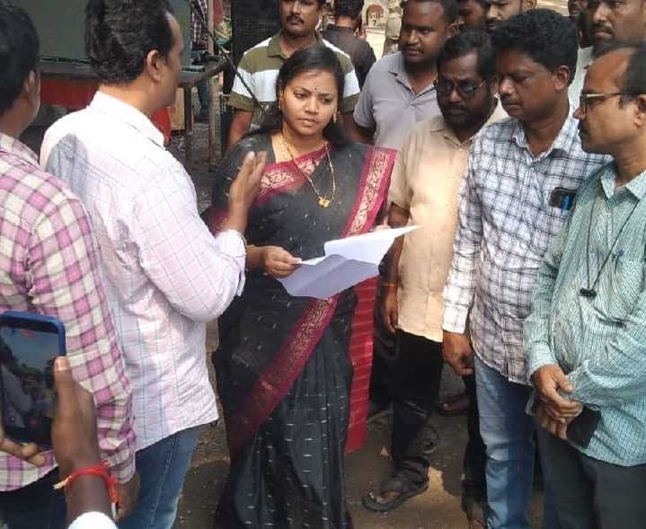 జీతాలు పెంచాలని ఎమ్మెల్యేకు వినతి - Udayam