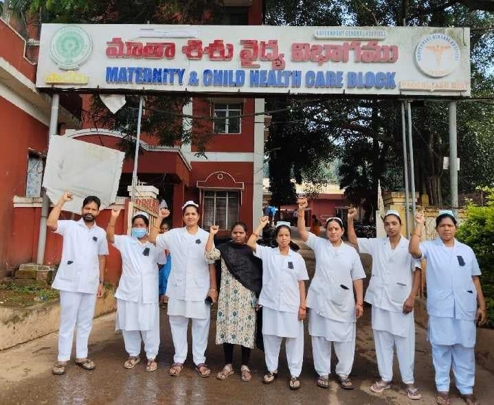 పాడేరులో కాంట్రాక్ట్ ఉద్యోగుల ఆందోళన - Udayam