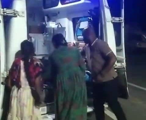 లారీని ఢీకొన్న కారు.. నలుగురికి గాయాలు - Udayam