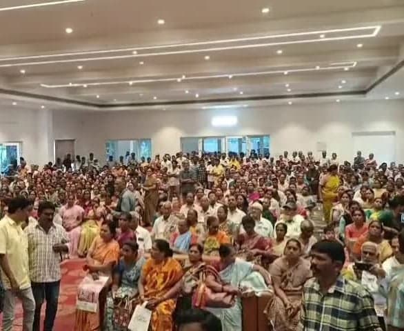 గాజువాకలో 2,568 పట్టాల పంపిణీ - Udayam