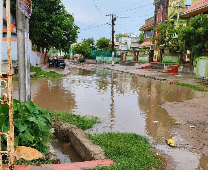 కోరుకొల్లులో డ్రైనేజీ సమస్యలతో ఇబ్బందులు - Udayam