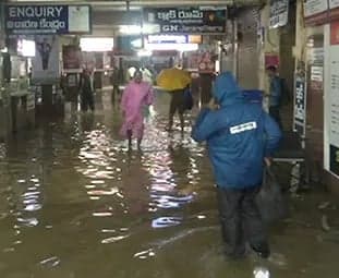 శ్రీకాకుళంలో భారీ వర్షాలు.. బస్టాండ్ జలమయం - Udayam