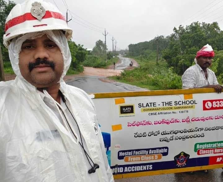 పెద్దవాగు ఉధృతి.. రాకపోకలు బంద్ - Udayam