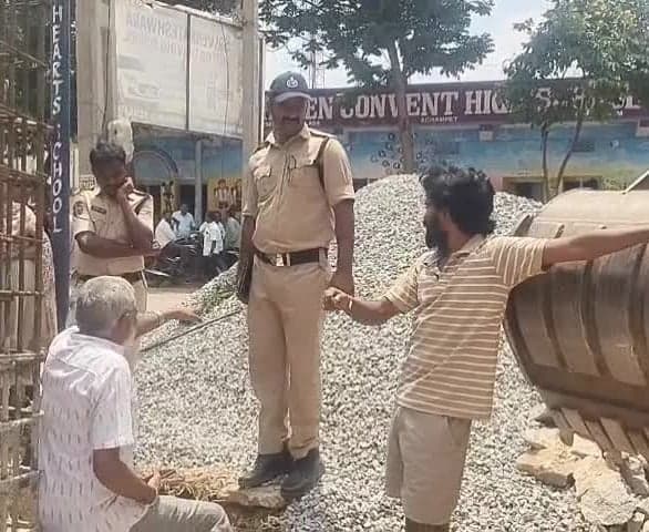 అచ్చంపేటలో అక్రమ నిర్మాణం అడ్డగింత - Udayam