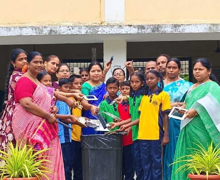 ఆదర్శ పాఠశాలలో ఈ-వ్యర్థాలపై అవగాహన - Udayam