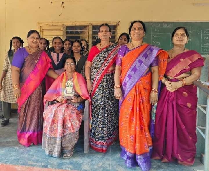 ఉత్తమ ఉపాధ్యాయురాలికి ఘన సన్మానం - Udayam