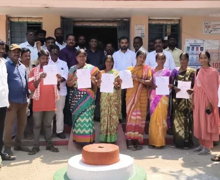 9 మంది లబ్ధిదారులకు ఇందిరమ్మ ఇళ్ల పత్రాలు - Udayam