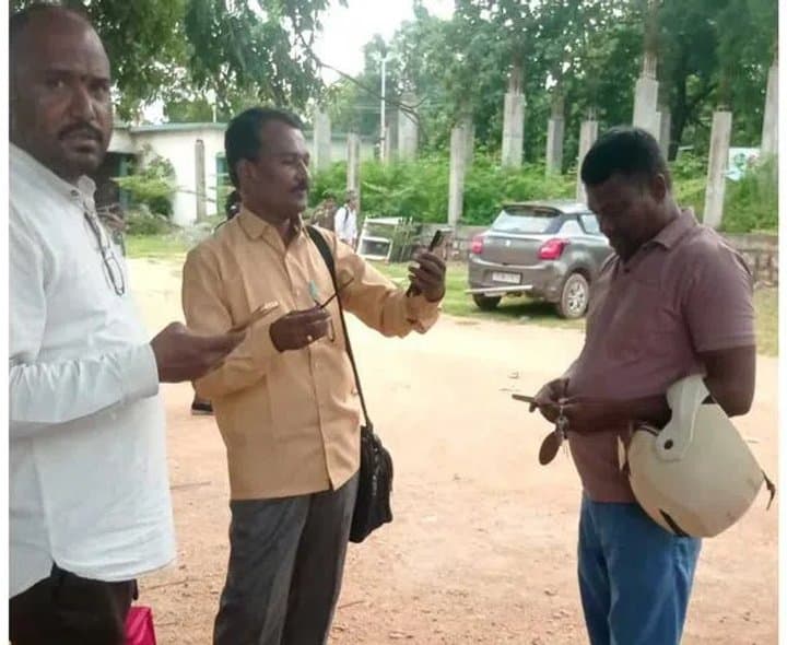 ఎఫ్ఆర్ఎస్ యాప్తో ఉపాధ్యాయులకు ఇబ్బందులు