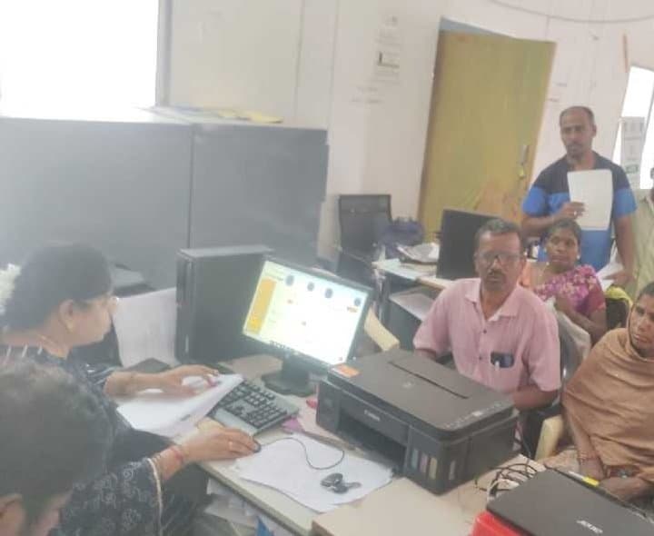 సోమందేపల్లి: కొత్త పింఛన్ల కోసం సచివాలయాల వద్ద బారులు - Udayam