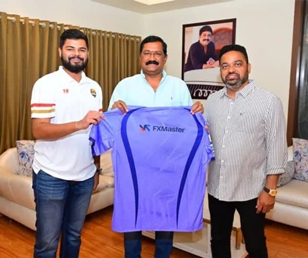 కాకినాడ కింగ్స్ జెర్సీని ఆవిష్కరించిన ఎమ్మెల్యే గంటా - Udayam Digital