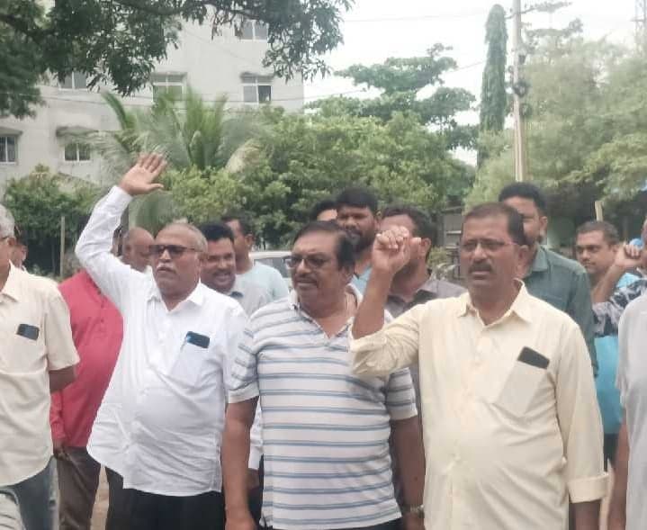 పెందుర్తిలో విద్యుత్ కోతపై ఆందోళన - Udayam