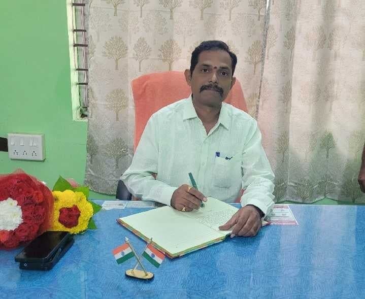 పామర్రులో ప్రత్యేక అధికారి బాధ్యతల స్వీకరణ - Udayam