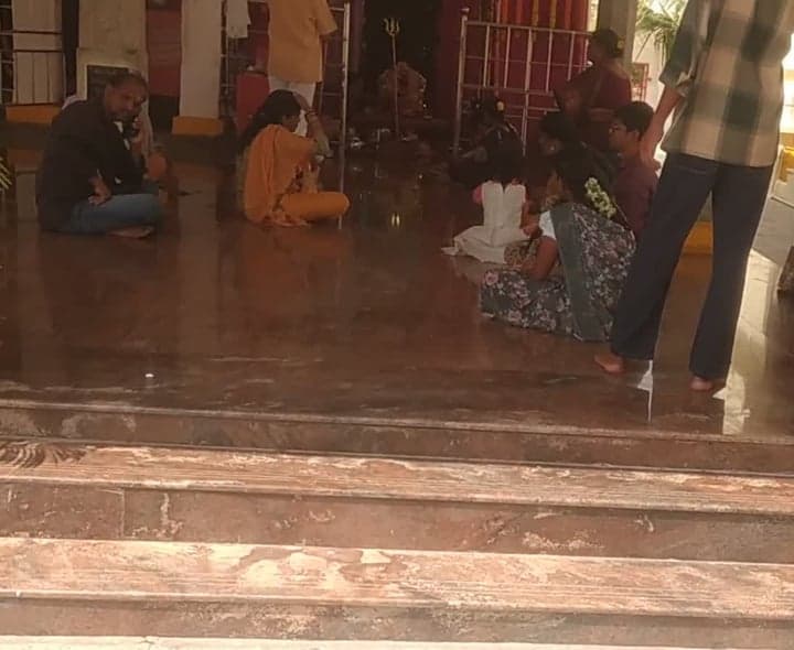 రాజరాజేశ్వరి ఆలయంలో ఘనంగా దసరా పూజలు - Udayam