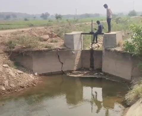 మొల్కచర్ల క్రస్ట్ గేట్లతో నీటి విడుదల - Udayam